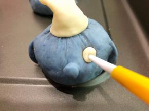 用工具把面团压上