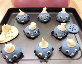 再按压上黑豆
蓝精灵就完全了