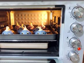 送进烤箱底下放一盘50度左右的热水调至发酵区20分钟
20分钟后拿出，预热烤箱，下火190度上火110度10分钟
热水不用拿出继续放在烤箱内制造水蒸气