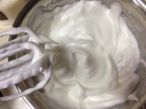 继续高速打发至拉起打蛋头有弯勾状态