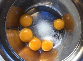 蛋黄加入白砂糖搅拌均匀