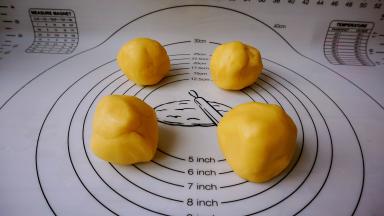 取出面团分割成均等的四等份