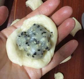 把剂子压扁，包入大概15克左右的馅料