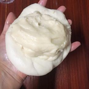 把油皮轻轻擀开，然后包裹住油酥