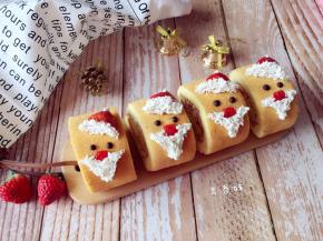 然后挤上胡子，帽子，将巧克力隔热水融化挤上当眼睛