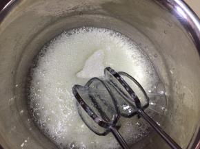 蛋白加入柠檬汁，低速打发至粗泡状态，加入15克白砂糖