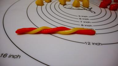 两端朝相反的方向拧转