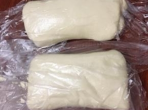 盖上保鲜膜松弛15分钟