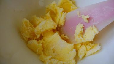 细砂糖加入进室温软化的黄油中，拌匀