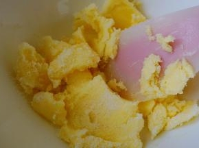 细砂糖加入进室温软化的黄油中，拌匀