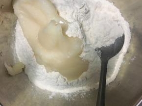 油酥材料混合，揉成团