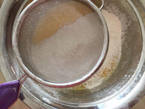 筛入低粉搅拌均匀，不要画圈搅拌，Z字形搅拌，应快速，避免蛋黄糊起筋