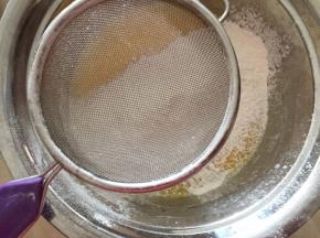 筛入低粉搅拌均匀，不要画圈搅拌，Z字形搅拌，应快速，避免蛋黄糊起筋