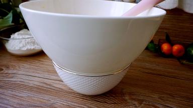 天冷，黄油碗底部加热水融化黄油