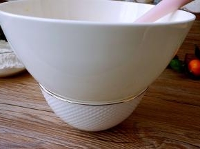 天冷，黄油碗底部加热水融化黄油