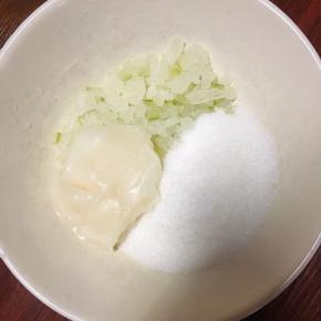 面团在醒发时准备糯米馅料，馅料食材称好，混合