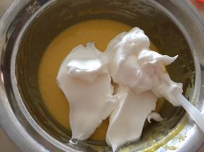 将蛋白分一半到蛋黄糊中，用搅拌刀从下往上搅拌