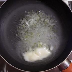 平底锅里加入水，把冬瓜蓉、砂糖、猪油煮至沸腾