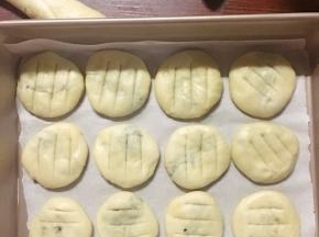 包好，压扁放烤盘后用刀割三条线，然后刷上蛋液，烤箱180度中层，烤20分钟