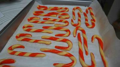 留有一定的空隙，码放进烤盘，烤箱上下火150度，预热五分钟，烤十到十五分钟