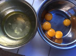 将蛋清和蛋黄分离，蛋白盆中，应无油无水