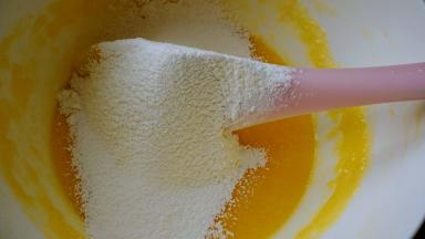 低筋面粉分三次筛入黄油糊中，切每次翻拌均匀，再筛入下次面粉