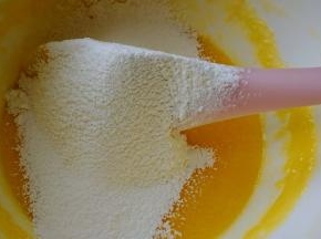 低筋面粉分三次筛入黄油糊中，切每次翻拌均匀，再筛入下次面粉
