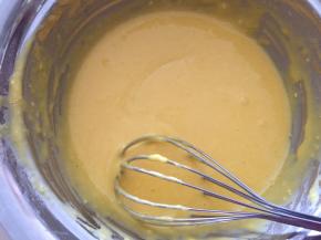 搅拌至蛋黄糊光滑细腻