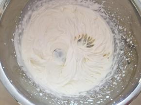 将淡奶油加入白砂糖，打发至硬性有很深的纹路即可