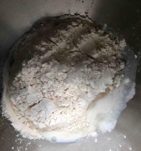 除黄油之外所有材料放入进厨师机，二档将面和匀，4到5档继续揉