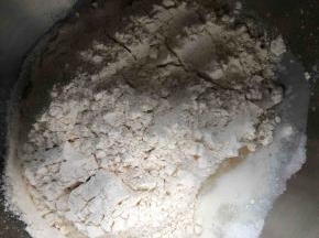 除黄油之外所有材料放入进厨师机，二档将面和匀，4到5档继续揉