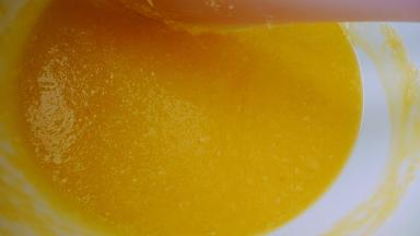 黄油与蛋液全部融合