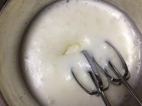 然后中速打发至粗泡消失，加入15克白砂糖