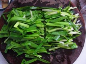 韭菜摘净，流水下冲洗干净，切成寸段