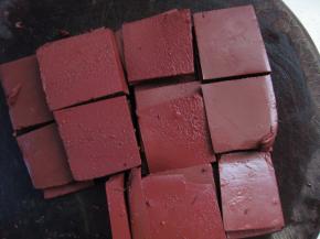 猪血在流水下冲洗干净，切1公分厚的方块