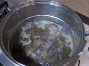 锅中放水，放少许的盐，水开后放入猪血和姜片焯水，煮至表面起浮沫