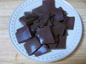 捞出猪血待用，去掉姜片