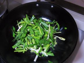 炒出葱、蒜香味，放入韭菜