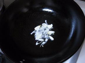 炒锅放适量的植物油，油五成热时放入葱花、蒜片