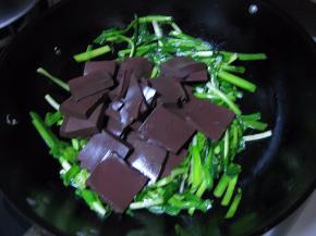 快速翻炒后，放入已焯水的猪血