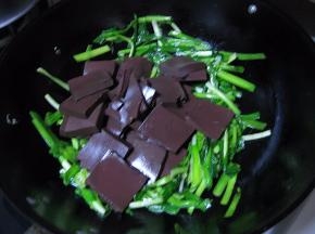 快速翻炒后，放入已焯水的猪血