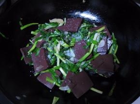 翻炒几下，放入适量的盐，翻炒均匀即可盛出