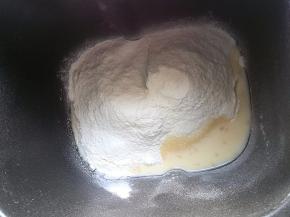 除黄油外的所有材料放入面包机桶中