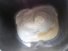 除黄油外的所有材料放入面包机桶中