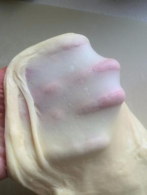 再次开启一个和面程序，面团已拉出薄膜；一共用了30分钟