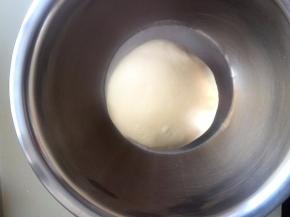 面团收圆放入盆里进行一发