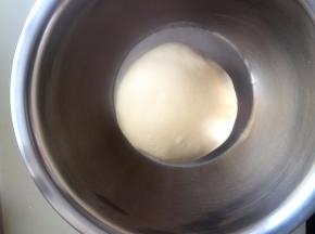 面团收圆放入盆里进行一发