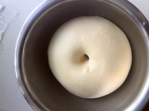 室温下大约一小时二十分钟，面团发酵完成，室温二十二度；