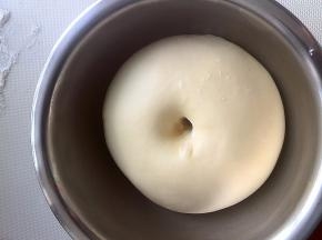 室温下大约一小时二十分钟，面团发酵完成，室温二十二度；