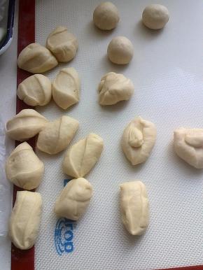 取出发酵好的面团，按压排气，分割成18份，每个大约22克